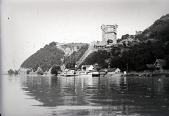 Magyarország,Dunakanyar, Visegrád, a hajóállomás és az Alsóvár a lakótoronnyal / Salamon-torony, a Dunáról nézve., 1936, Szekrényesy Réka, folyó, Duna, hajóállomás, hajórádió, Fortepan #139471