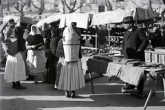 Magyarország, Eger, piac a Dobó István (Kossuth) téren, háttérben a Hangya Szövetkezet épülete., 1930, Szekrényesy Réka, piac, népviselet, Fortepan #139489