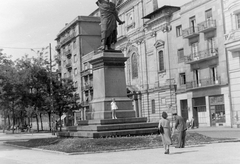 Magyarország, Budapest V., Petőfi tér, Petőfi szobor., 1955, Szent-tamási Mihály, utcakép, életkép, kislány, fotózás, Petőfi-ábrázolás, Budapest, Fortepan #13951