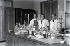 1935, Szekrényesy Réka, laboratory, cloak, Fortepan #139526