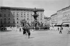 Ausztria, Salzburg, Residenzplatz, előtérben a Residenzbrunnen, szemben a Residenz (Régi Érseki palota)., 1933, Szekrényesy Réka, szökőkút, barokk-stílus, palota, reneszánsz, püspöki palota, Johann Lucas von Hildebrandt-terv, Vincenzo Scamozzi-terv, Tommaso Garvo Allio-terv, Tritón-ábrázolás, Fortepan #139539