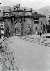 Ausztria, Innsbruck, Diadalív a Leopoldstrasse felől nézve., 1933, Szekrényesy Réka, diadalív, Osztrák-Magyar Monarchia, Constantin Walter-terv, Johann Baptist Hagenauer-terv, Balthasar Ferdinand Moll-terv, Fortepan #139545