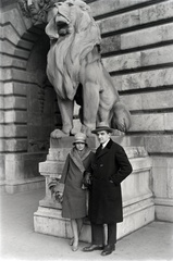 Magyarország, budai Vár, Budapest I., Királyi Palota (később Budavári Palota), Oroszlános kapu., 1931, Szekrényesy Réka, szőrme, Budapest, dupla soros kabát, állás keresztbevetett lábakkal, Fortepan #139577