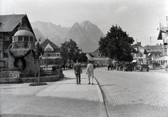 Németország, Garmisch-Partenkirchen, Marktplatz, balra az I. világháborús emlékmű, háttérben az Alpspitze és a Zugspitze., 1933, Szekrényesy Réka, Fortepan #139589