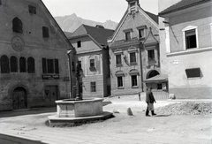 Ausztria, Eisenerz, Bergmannsplatz, balra a Tűzoltóság szertára, szemben a Gasthaus Grubenlicht, jobbra az Altes Rathaus, középen a Bergmannsbrunnen., 1933, Szekrényesy Réka, ferde, Fortepan #139593