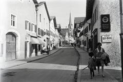 Németország, Garmisch-Partenkirchen, Ludwigstrasse, háttérben a Mária Mennybemenetele templom (Pfarrkirche Maria Himmelfahrt) tornya látszik., 1933, Szekrényesy Réka, Waldorf-Astoria-Zigarettenfabrik-márka, Fortepan #139613