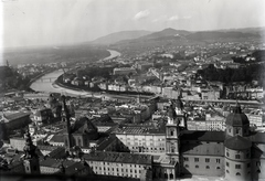 Ausztria, Salzburg, kilátás Hohensalzburg várából, előtérben balra a Szent Péter apátsági templom tornya, jobbra a Dóm. A Salzach folyó túlpartján jobbra a Kapuzinerberg., 1933, Szekrényesy Réka, Fortepan #139619