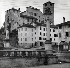 Olaszország, Feltre, Piazza Maggiore, háttérben az Alboino kastély., 1933, Szekrényesy Réka, oszlop, szárnyas oroszlán-ábrázolás, Fortepan #139620