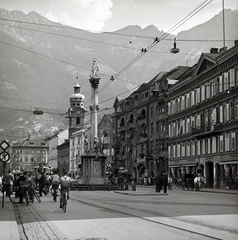 Ausztria, Innsbruck, Maria-Theresien-Strasse., 1933, Szekrényesy Réka, oszlop, Szent György-ábrázolás, Szűz Mária-ábrázolás, Szent Anna-ábrázolás, Szent Kasszián-ábrázolás, Szent Vigilius-ábrázolás, Cristoforo Benedetti-terv, kerékpár, Fortepan #139621