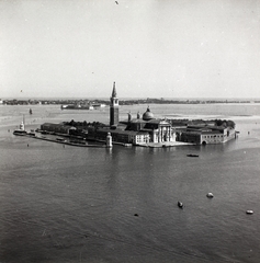 Olaszország, Velence, látkép a Szent Márk-székesegyház harangtornyából, szemben a San Giorgio Maggiore sziget és a San Giorgio Maggiore-templom, háttérben a Lido., 1933, Szekrényesy Réka, Fortepan #139624