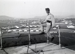 Ukrajna,Kárpátalja, Munkács, kilátás a várból a Katonakórházra., 1939, Mezey Ferenc, kilátás, bajonett, katonai egészségügyi intézmény, korláton ülni, Fortepan #139646