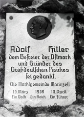 Ausztria, Mariazell, emléktábla az Ausztria függetlenségéről tartandó (kudarcba fulladt) népszavazásról., 1939, Mezey Ferenc, emléktábla, Adolf Hitler-ábrázolás, Fortepan #139678