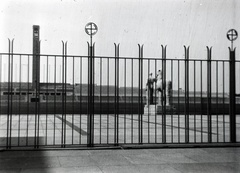 Németország, Berlin, Maifeld az Olimpiai Stadion felől nézve, jobbra a „Rosseführer“ című szobor (Josef Wackerle, 1936.)., 1939, Mezey Ferenc, horogkereszt, Berlini Olimpia, Fortepan #139687