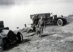 Hungary, Tahitótfalu, Duna-part, a magyar királyi 101. honvéd gépkocsizó tanezred tartalékos tiszti iskolájának növendékei gyakorlaton., 1943, Mezey Ferenc, commercial vehicle, Italian brand, Fortepan #139693