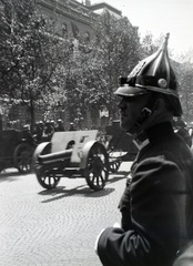 Magyarország, Budapest VI., Andrássy út, III. Viktor Emánuel olasz király tiszteletére rendezett katonai díszszemle, 1937. május 20-án. Háttérben a 73-75. szám, a MÁV Igazgatóságának épülete., 1937, Mezey Ferenc, rendőr, löveg, tüzérség, Budapest, Fortepan #139730