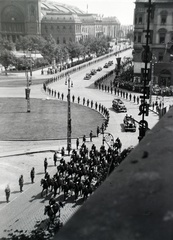 Magyarország, Budapest VIII., Baross tér, küldöttség vonulása a Keleti pályaudvartól a Rákóczi út felé., 1937, Mezey Ferenc, pályaudvar, lovasrendőr, eklektikus építészet, Budapest, Rochlitz Gyula-terv, Fortepan #139746