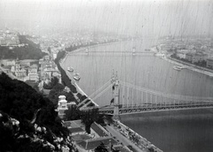 Magyarország, Gellérthegy, Budapest I., kilátás az Erzsébet híd és a Széchenyi Lánchíd felé., 1937, Mezey Ferenc, híd, folyó, Duna, eklektikus építészet, Budapest, függőhíd, Duna-híd, Kherndl Antal-terv, Czekelius Aurél-terv, Fortepan #139747