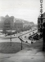 Magyarország, Budapest VIII., Baross tér, küldöttség vonulása a Keleti pályaudvartól a Rákóczi út felé., 1937, Mezey Ferenc, pályaudvar, eklektikus építészet, Budapest, Rochlitz Gyula-terv, Feketeházy János-terv, Fortepan #139748