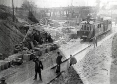 Hungary, Budapest IX., Boráros tér, villamosmegálló a Petőfi (Horthy Miklós) híd felhajtójának építkezése mellett., 1935, Mezey Ferenc, construction, tram, Budapest, public transport line number, Fortepan #139753