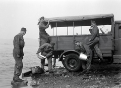 Hungary, Verőce, (Nógrádverőce), Duna-part, a magyar királyi 101. honvéd gépkocsizó tanezred tartalékos tiszti iskolájának növendékei gyakorlaton., 1943, Mezey Ferenc, commercial vehicle, bucket, camouflage pattern, car wash, Fortepan #139777