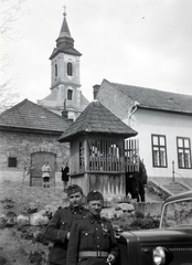 Hungary, Kismaros, Kossuth Lajos út (12-es főút), fent a katolikus templom., 1943, Mezey Ferenc, church, draw well, Fortepan #139786