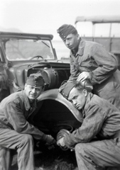 Hungary, Tahitótfalu, Duna-part, a magyar királyi 101. honvéd gépkocsizó tanezred tartalékos tiszti iskolájának növendékei gyakorlaton., 1943, Mezey Ferenc, mechanic, Fortepan #139799