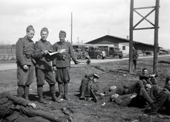 Hungary, Vác, vasútállomás, a magyar királyi 101. honvéd gépkocsizó tanezred tartalékos tiszti iskolájának növendékei gyakorlaton., 1943, Mezey Ferenc, commercial vehicle, Chevrolet-brand, Fortepan #139808