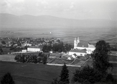 Románia,Erdély, Csíkszereda, Csíksomlyó (ekkor önálló), Kegytemplom a Szent Antal-kápolnától nézve., 1941, Mezey Ferenc, Fortepan #139835