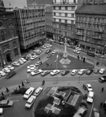 Hungary, Budapest V., Szervita (Martinelli) tér a Petőfi Sándor utca felé nézve. Balra a Belvárosi Szent Anna-templom (szervita templom), középen a Mária oszlop. A felvétel a parkolóházból készült., 1976, UVATERV, Budapest, Fortepan #139860