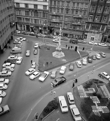 Hungary, Budapest V., Szervita (Martinelli) tér a Petőfi Sándor utca felé nézve, középen a Mária oszlop. A felvétel a parkolóházból készült., 1976, UVATERV, Budapest, Fortepan #139864