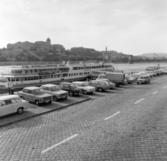 Hungary, Budapest V.,Budapest I., pesti alsó rakpart a Petőfi térnél, szemben a budai Vár és a Széchenyi Lánchíd., 1976, UVATERV, Opel-brand, Budapest, Fortepan #139876