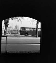 Hungary, Budapest I., a felvétel a Batthyány tér 4., az egykori Fehér Kereszt fogadó épületének kapualjából készült. A Duna túlpartján a Parlament., 1976, UVATERV, Budapest, Fortepan #139886