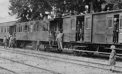 Hungary, Budapest felé tartó postakocsis vonat várakozik egy állomáson., 1932, Erky-Nagy Tibor, tranquillity, railway, tableau, rail, breech, coach, train station, railroader, Fortepan #13990