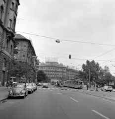 Magyarország, Budapest V.,Budapest XIII., Bajcsy-Zsilinszky út a Nyugati (Marx) tér felé nézve, balra a Stollár Béla utca torkolata., 1976, UVATERV, Volkswagen Bogár, Budapest, Fortepan #139930