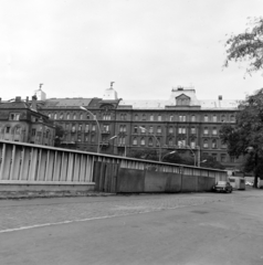 Magyarország, Budapest VI.,Budapest XIII., Nyugati pályaudvar, balra a Westend-ház, szemben a Váci út 4. és 6., 1976, UVATERV, Budapest, Fortepan #139947