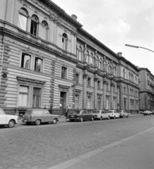 Magyarország, Budapest VI., Nyugati (Marx) tér a Jókai utca felé nézve, szemben az egykori indóházból kialakított MÁV igazgatósági épület., 1976, UVATERV, rendszám, Trabant 600, Budapest, Fortepan #139979