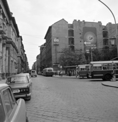 Magyarország, Budapest VI., Nyugati (Marx) tér a Jókai utca felé nézve, balra az egykori indóházból kialakított MÁV igazgatósági épület., 1976, UVATERV, Zuk-márka, trolibusz, rendszám, Skoda 100, ZIU-márka, ZIU-5, ZIU-9, Budapest, Fortepan #139980