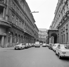 Magyarország, Budapest VI., Dalszínház utca a Révay utca felől felől a Lázár utca felé nézve, jobbra a Magyar Állami Operaház., 1976, UVATERV, Fiat 850, Budapest, Fortepan #139986