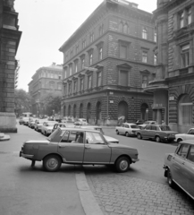 Magyarország, Budapest VI., Dalszínház utca a Magyar Állami Operaház mellett, jobbra a Révay utca torkolata. Távolabb az Andrássy út (Népköztársaság útja)., 1976, UVATERV, Budapest, Fortepan #139987