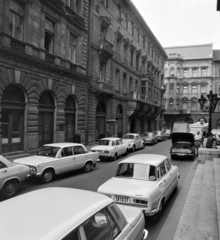 Magyarország, Budapest VI., Dalszínház utca a Magyar Állami Operaház mellett a Lázár utca felé nézve., 1976, UVATERV, rendszám, Budapest, Fortepan #139991