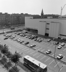 Magyarország, Budapest XI., a Skála Budapest Szövetkezeti Nagyáruház parkolója a Bercsényi utca felől nézve, háttérben az Október huszonharmadika (Schönherz Zoltán) utca., 1976, UVATERV, Budapest, Fortepan #140000