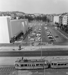 Magyarország, Budapest XI., a Skála Budapest Szövetkezeti Nagyáruház parkolója az Október huszonharmadika (Schönherz Zoltán) utca felől nézve, jobbra a Bercsényi utca., 1976, UVATERV, Budapest, Fortepan #140001