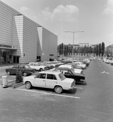 Magyarország, Budapest XI., a Skála Budapest Szövetkezeti Nagyáruház parkolója az Október huszonharmadika (Schönherz Zoltán) utca felől nézve., 1976, UVATERV, Budapest, Fortepan #140003