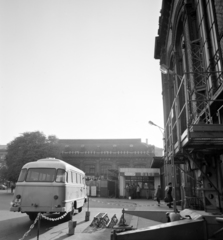 Magyarország, Budapest VI., Eiffel tér (ekkor névtelen) a Nyugati pályaudvar indulási oldalánál a pénztárcsarnok előtt., 1976, UVATERV, Budapest, Fortepan #140019