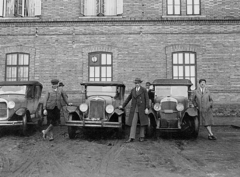 Magyarország, Dombóvár, taxisok és taxik a vasútállomás előtt., 1931, Erky-Nagy Tibor, taxi, Ford-márka, sapka, bricsesz, automobil, Ford Model A, állás keresztbevetett lábakkal, sofőr, hárman, rendszám, Fortepan #14003