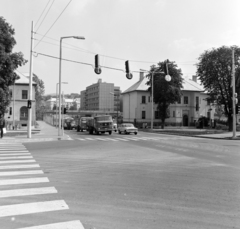 Magyarország, Salgótarján, Bem József utca - Bajcsy-Zsilinszky út kereszteződés a Rákóczi úthoz vezető aluljáró felé nézve., 1978, UVATERV, gyalogátkelő, Fortepan #140031