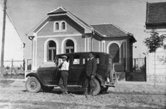 Magyarország, Dombóvár, Kölcsey utca, Ford "Model A" típusú személygépkocsi., 1935, Erky-Nagy Tibor, amerikai gyártmány, Ford-márka, automobil, Ford Model A, állás keresztbevetett lábakkal, Fortepan #14004