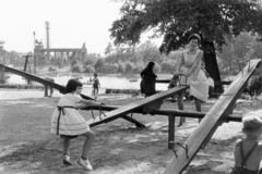 Magyarország, Városliget, Budapest XIV., játszótér a Városligeti-tónál, háttérben a Hősök tere., 1955, Németh Tamás, libikóka, Budapest, Fortepan #140063