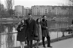 Magyarország, Budapest XI., Feneketlen-tó, szemben a Bartók Béla út házai és a Fadrusz utcai kereszteződés., 1964, Németh Tamás, Budapest, karok a vállon, kart karba öltve, Fortepan #140069