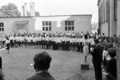 Magyarország, Budapest XIV., Egressy út 69., Horváth Imre (később Herman Ottó) Általános Iskola. Ünnepség az iskola 50 éves jubileuma alkalmából., 1959, Németh Tamás, kórus, sámli, karmester, Budapest, Fortepan #140099